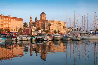 Saint-Raphael, at the heart of the eponymous commune, blends history, glamour and the magnificent landscape of the Massif de l'Esterel