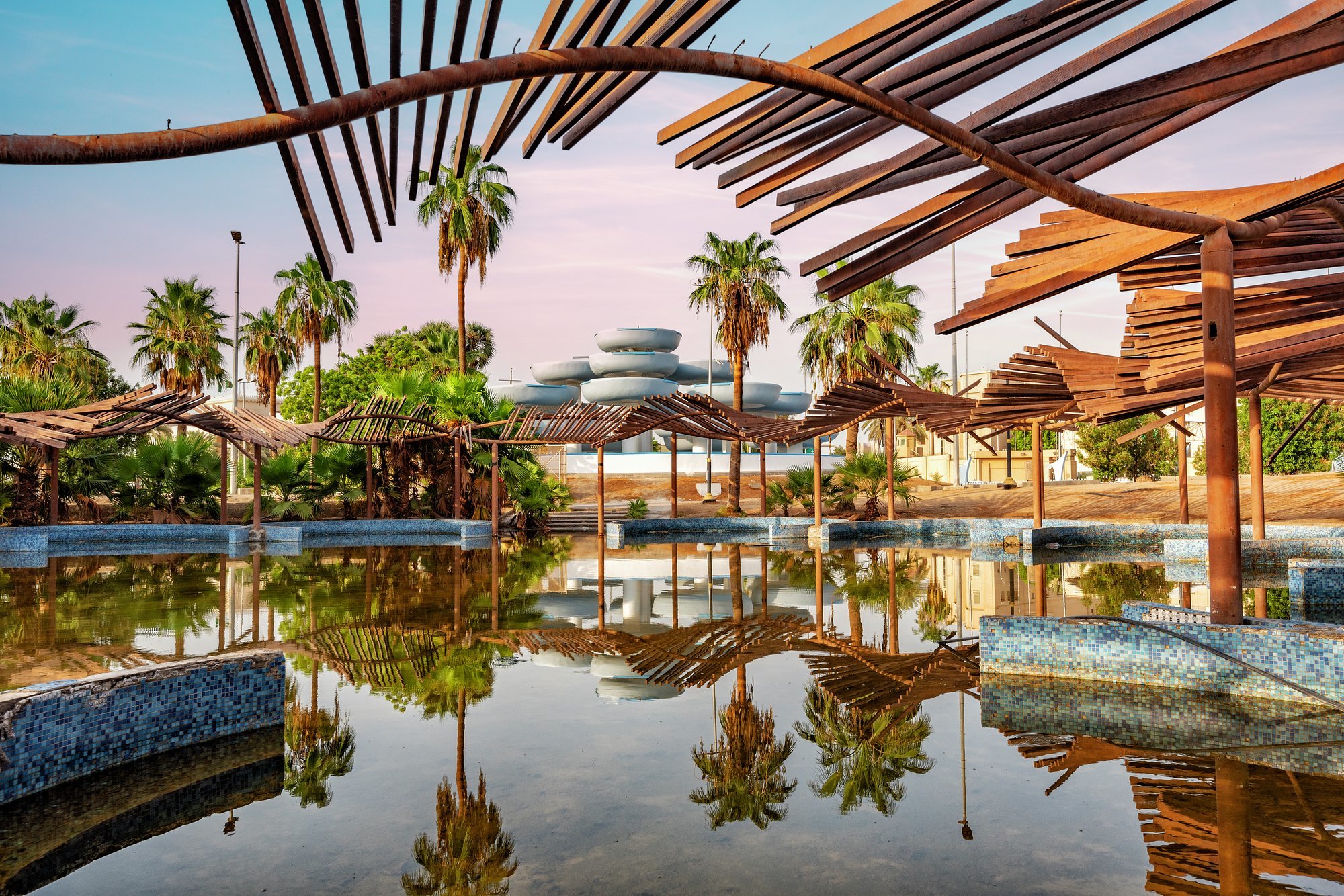 Stroll along the streets and public gardens of Jeddah