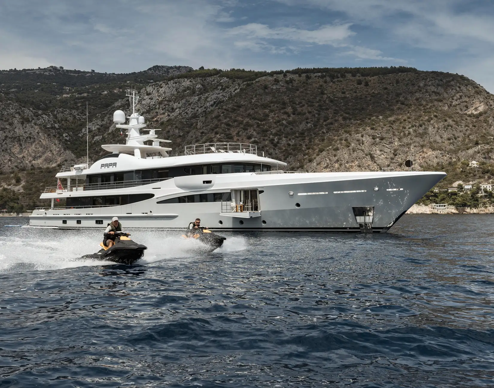 cost of 200 foot yacht