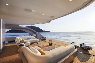 AZIMUT GRANDE 38/19 - The yacht has a 30sqm, full-height beach club