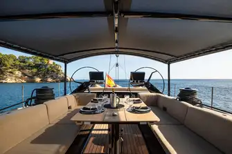 The guest cockpit is line-free for absolute safety and shaded by a removable awning