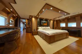 Full-beam owner's suite