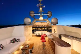 The spacious sun deck