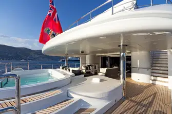 Large jacuzzi on the main deck aft