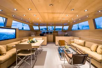 Light, bright, comfortable and contemporary saloon