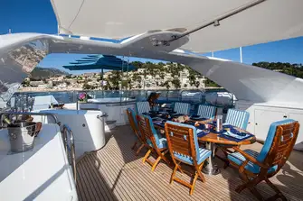 Sun deck with dining, bar and jacuzzi