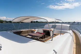Foredeck lounge with sun pads forward