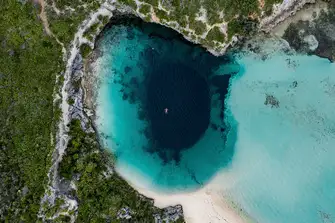 Deep dive at astonishing Dean's Blue Hole