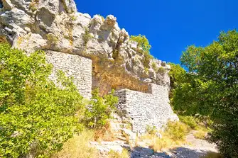 Cruising the south coast of Vis you will spot several tunnels from World War II in the cliffs. Head inland to discover the caves in which future Yugoslav leader Marshal Tito was based during the war