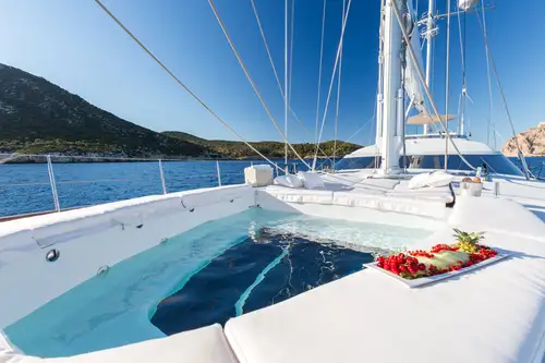 Foredeck jacuzzi 
