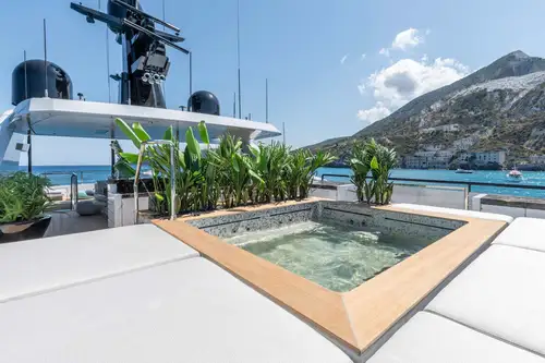 Sun deck forward jacuzzi