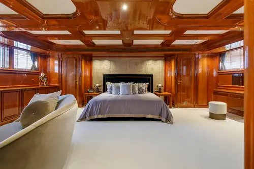 Main deck master suite