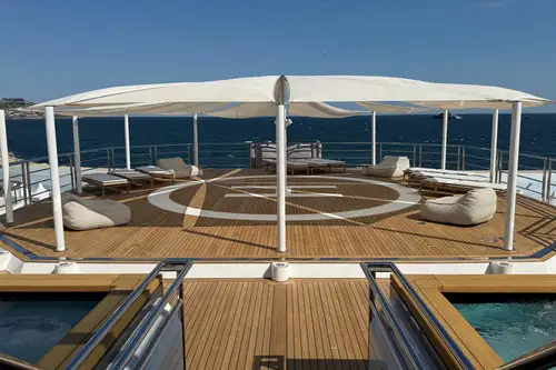 Sun deck aft helideck