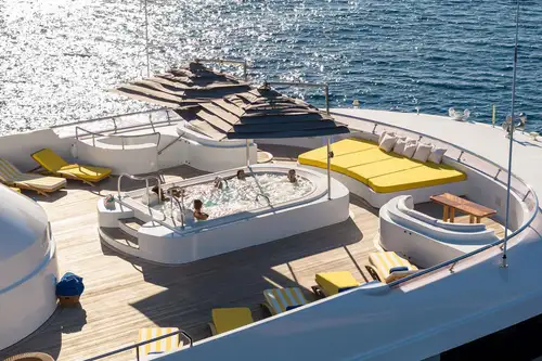 Sun deck aft jacuzzi