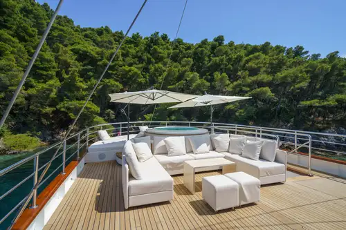 Upper deck aft seating area