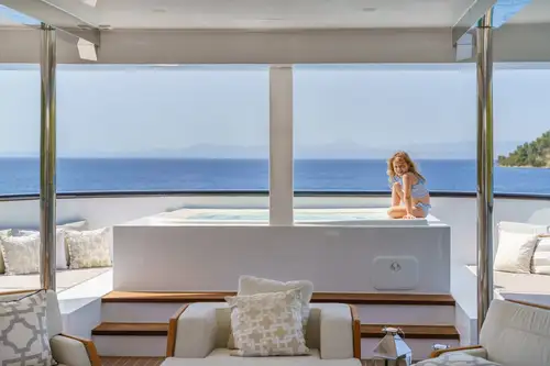 Sun deck forward jacuzzi