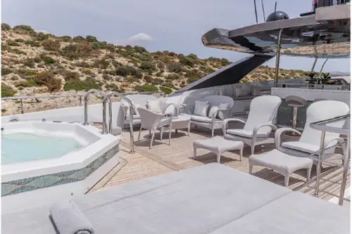 Sun deck seatig area