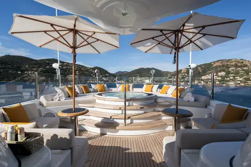 Sundeck jacuzzi