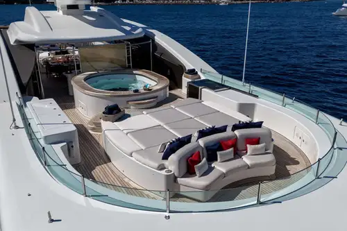 Forward jacuzzi and seating area