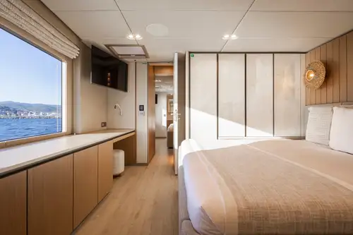 Lower deck double cabin