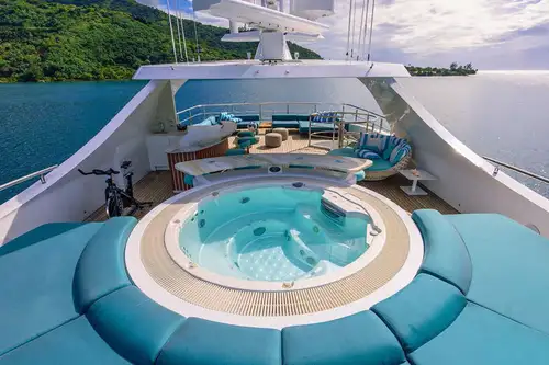 Sun deck forward jacuzzi